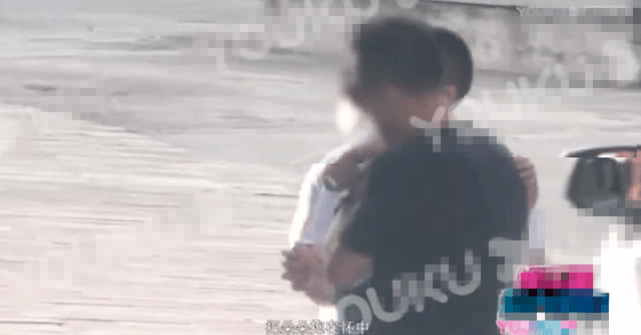 佟丽娅带儿子出行零互动,4岁朵朵超独立
