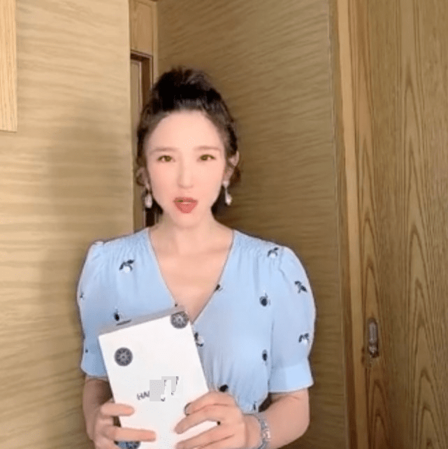 身材|唐艺昕产后首复工，身材恢复苗条，样子却变化太大让人认不出来