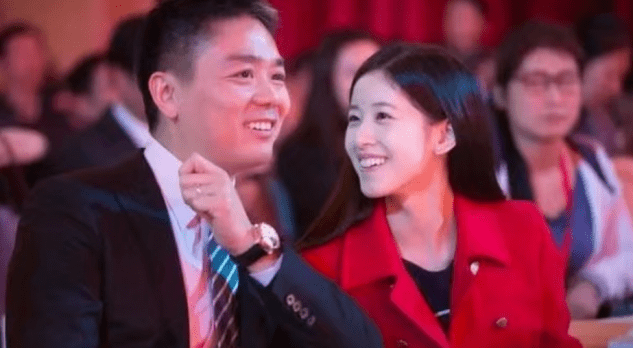 手镯|章泽天为奢侈品拍摄写真，自带8万元手镯，豪宅背景走简约风