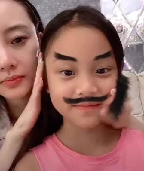 李小璐晒甜馨“张飞妆”,简直就是翻版贾乃亮