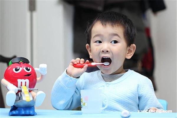 牙齿|让2岁孩子满嘴烂牙！6个不良习惯让孩子长蛀牙无知奶奶这样做