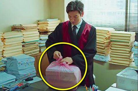 方巾|《秘密森林2》里检察官手里的粉红包裹真的只是便当盒吗？