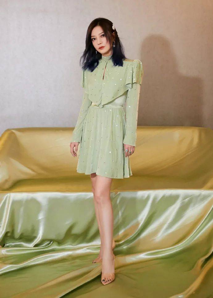 裙子|赵薇年纪越大越爱扮嫩了！嫩绿小裙子换上，怎么都看不出44岁了