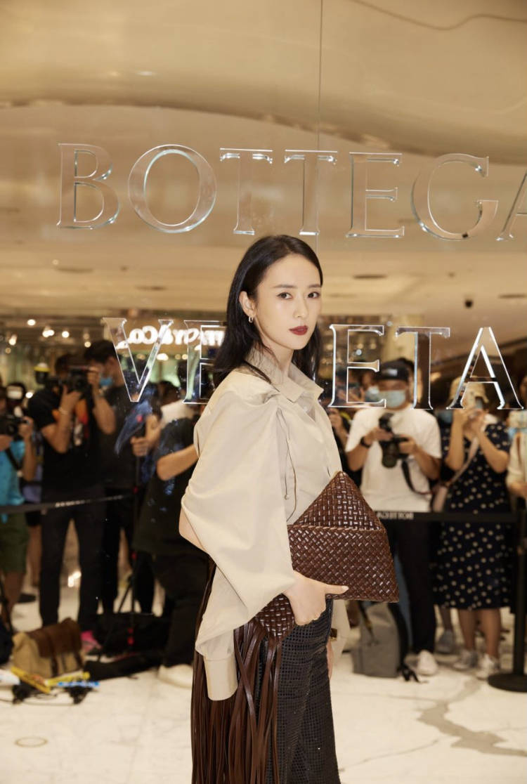 Bottega|“人间种草机”童瑶，手里的包包太飒了！