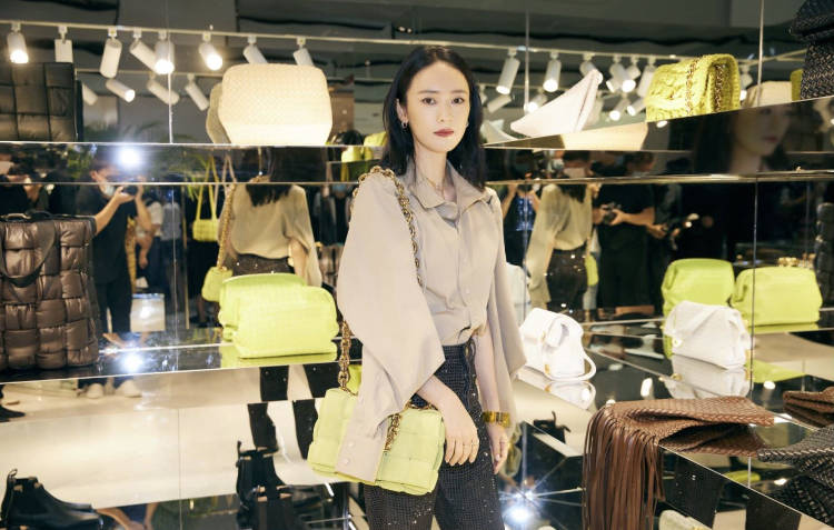 Bottega|“人间种草机”童瑶，手里的包包太飒了！