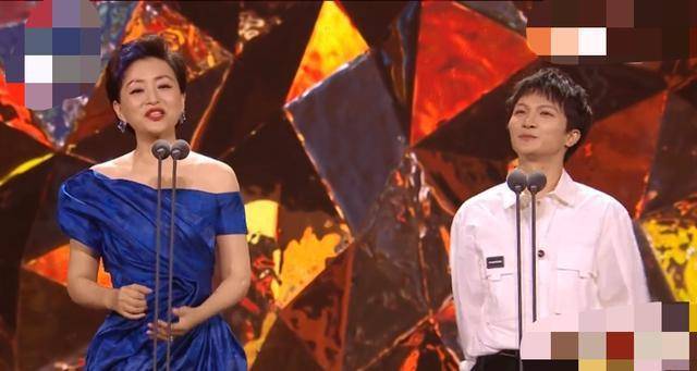 杨澜|52岁杨澜＂出山＂回主持台！穿性感礼服惊艳开场，比＂浪姐＂美