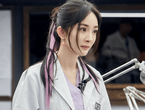 医生|明星饰演医生的造型,赵今麦不明显,看到张子枫:有那感觉了!