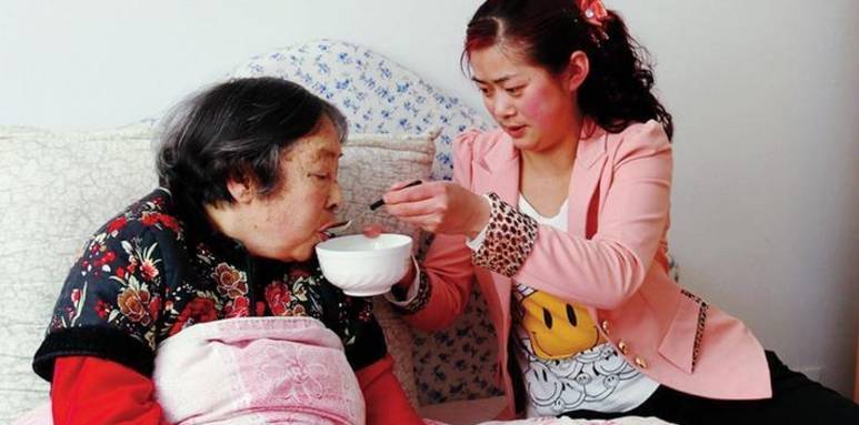 哥哥|出院后三个儿子都不管，女儿带回家愣住了妈生病花光了父亲遗产