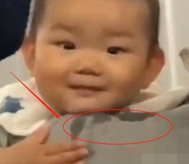 宝宝|萌娃看到有人吃东西，馋的流了爸爸一肩膀口水爸爸带宝宝乘高铁