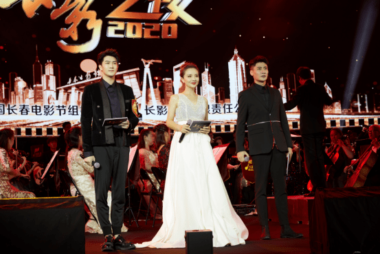 王尊受邀中国长春电影节 丝绒西装穿出超模范|王尊受邀中国长春电影节 丝绒西装穿出超模范