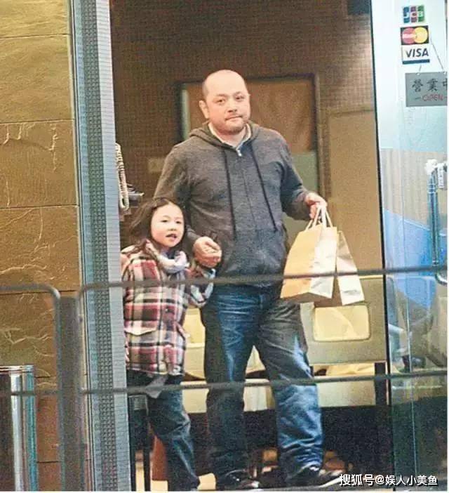 邱淑贞|邱淑贞女儿沈月晒素颜照，鼻子变高脸型修长，比妈妈年轻时更美