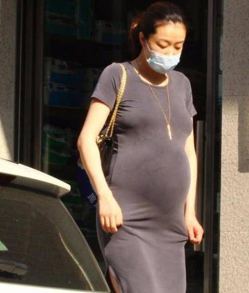 腹肌|40岁熊黛林晒素颜照超惊艳，有6块腹肌不像两女之母