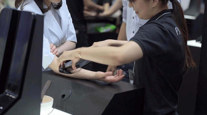 一手|杨幂一手流量一手奶狗？少女感才不是她的绝杀，模仿大花的手段才是真....