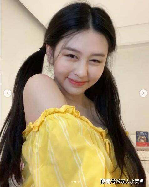 邱淑贞|邱淑贞女儿沈月晒素颜照，鼻子变高脸型修长，比妈妈年轻时更美