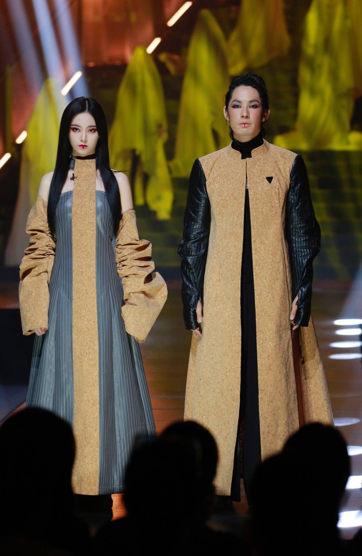 台风稳健|徐艺洋原始部落花瓣唇走秀，台风稳健气场全开，充满野性和力量感