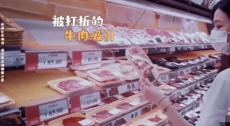 友约饭|佘诗曼深夜与友约饭，吃火锅也打包带走获赞，勤俭持家就差一个伴