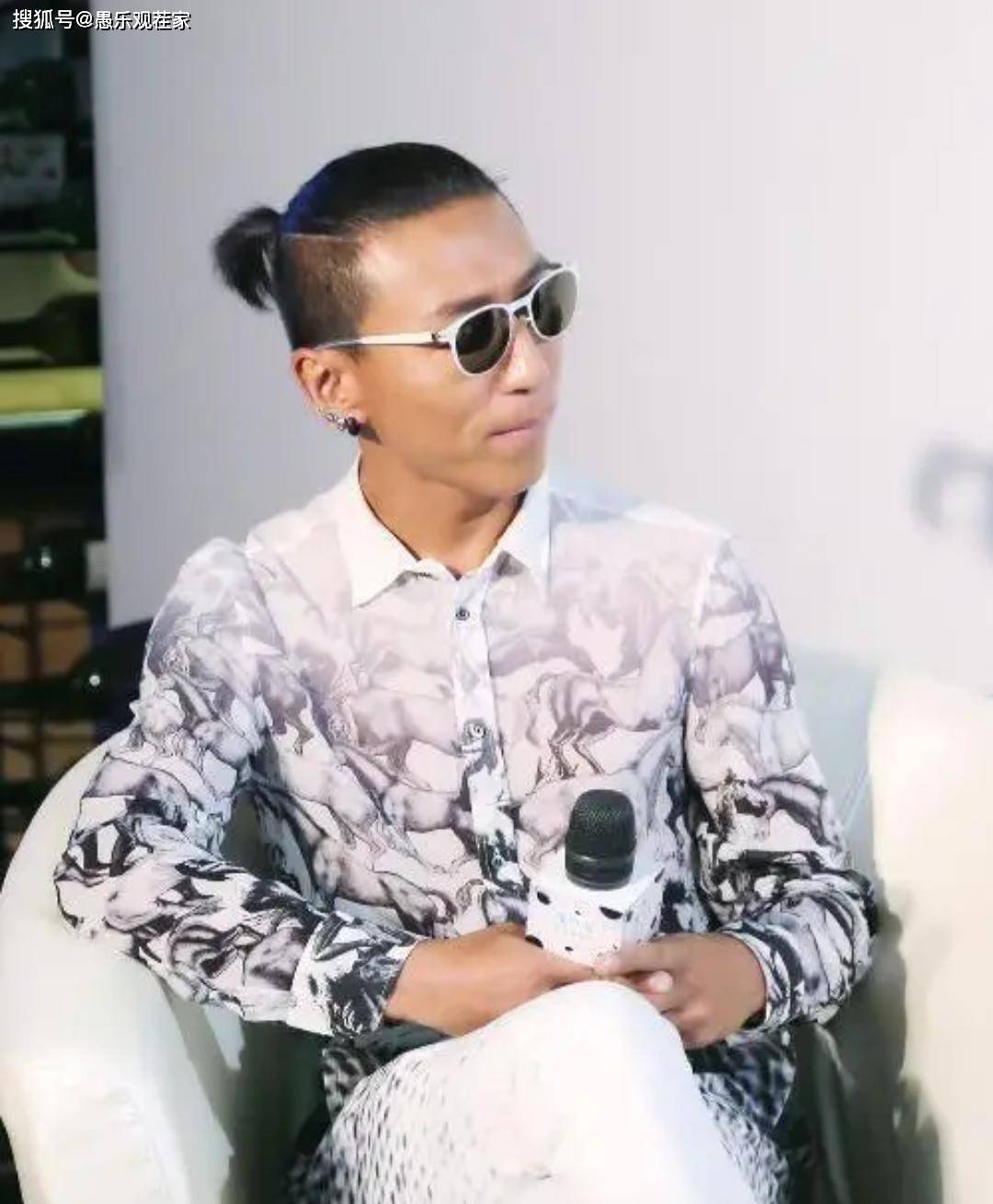 陈羽凡罕见现身，染黄发戴耳环，44岁的他也难逃