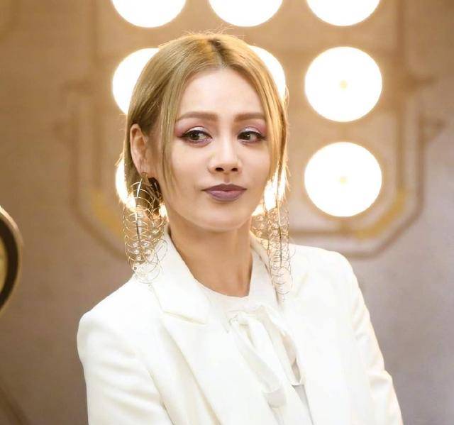 评委席|原创黄圣依《乘风破浪的姐姐》后再营业，示好许飞：我和她是同一类人