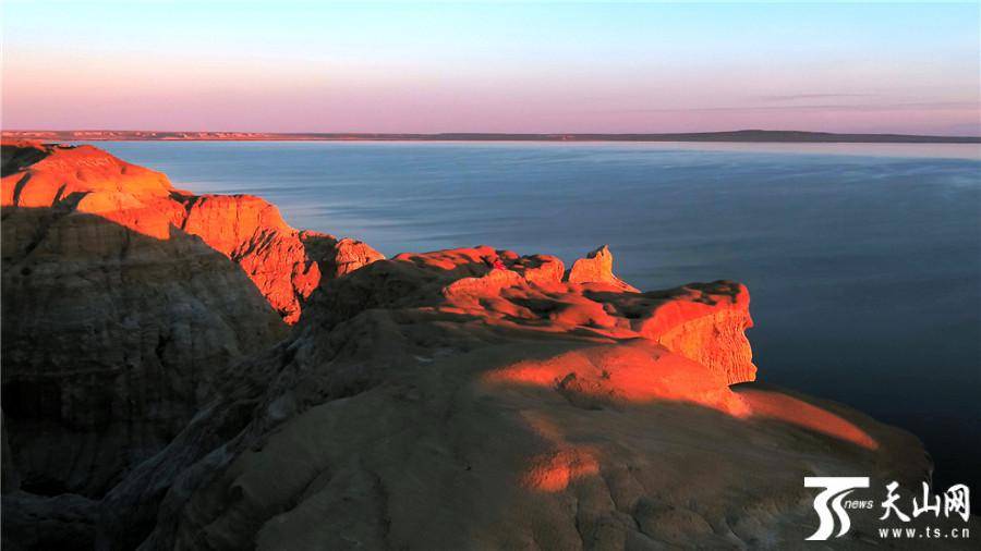 阿勒泰地区福海县乌伦古湖海上魔鬼城在夕阳的映照下呈现出赤红的颜色