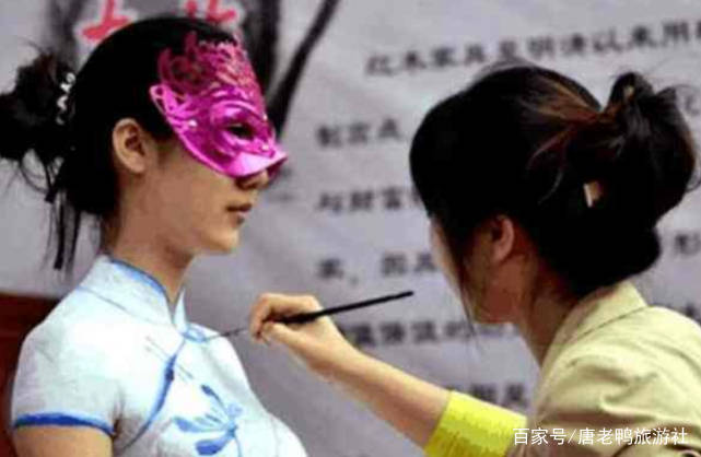 眼力|女孩穿透明旗袍出门,专门考验路人的眼力,却无一人识破!