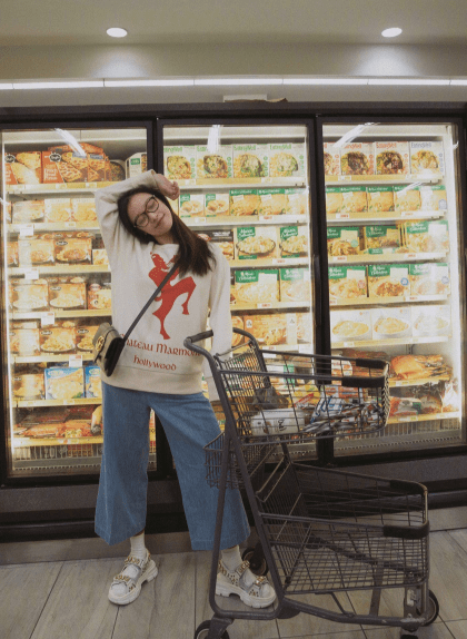 连衣裙|倪妮穿黑色吊带连衣裙，大秀完美好身材，风情万种令人着迷