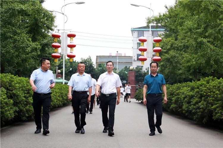 教师|洪雅县人民政府县长周代军看望慰问洪雅中学教师