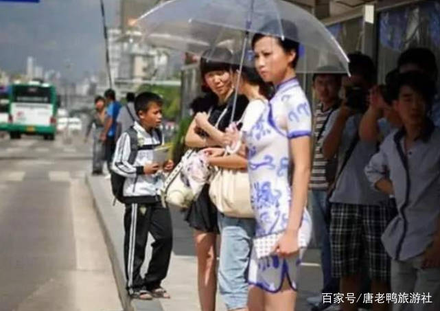 眼力|女孩穿透明旗袍出门,专门考验路人的眼力,却无一人识破!