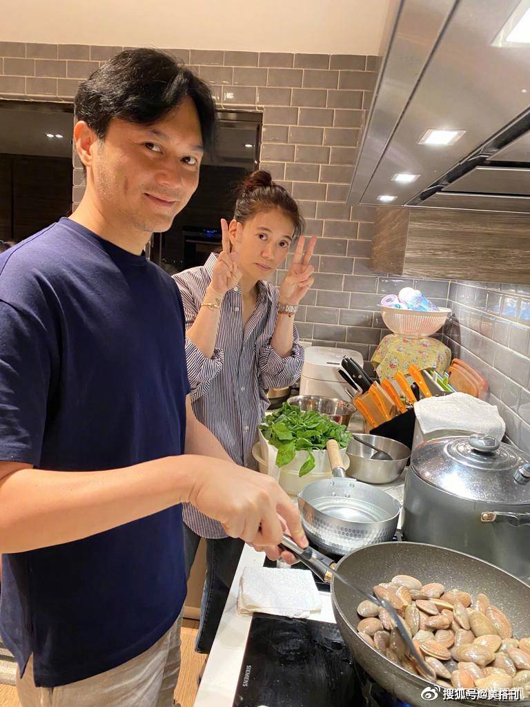 女神|幸福的女人好美！49岁袁咏仪生日晒素颜照，皮肤白皙清纯似少女
