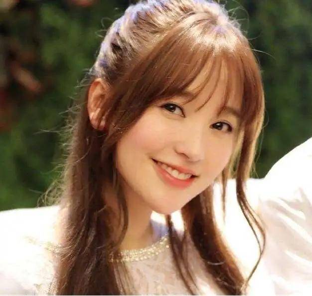 皮相|景甜在直播间美出新高度，张天爱却原形毕露、无力回天，美貌厮杀太残酷