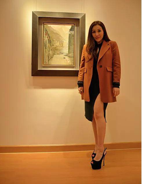 大妈|赌王千金晒女儿正脸照，穿灰T像大妈，还被嘲长得不如60岁的妈