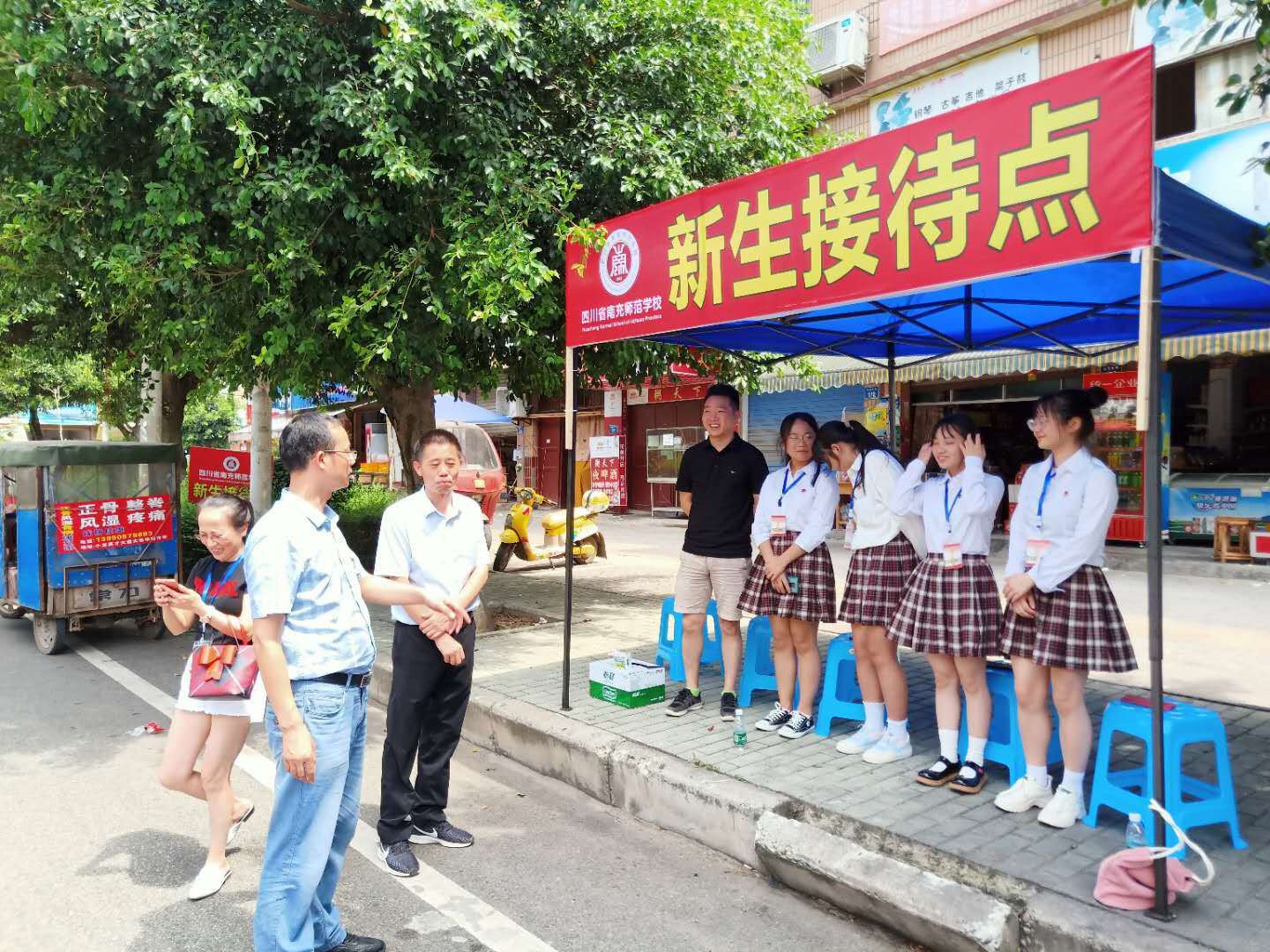 消息资讯|近1000名新生报道了，两名彝族姑娘第一次走出大山