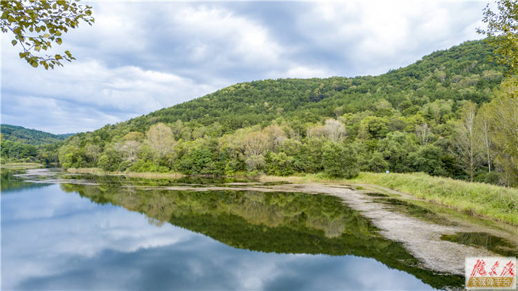 秋日罗山府林场:碧水青天,色彩斑斓