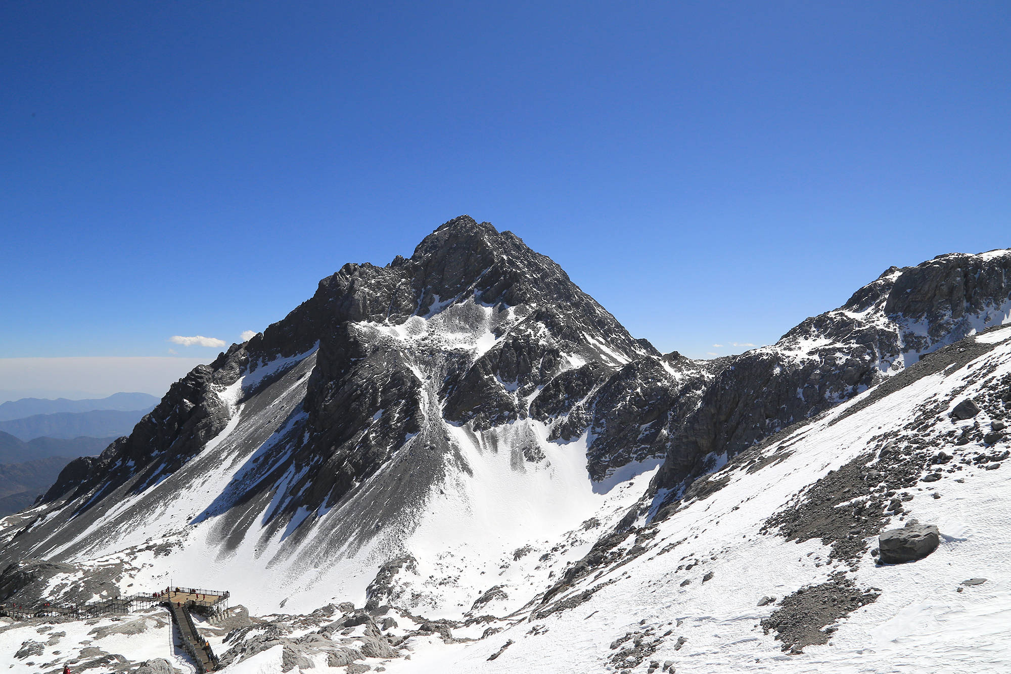 云南五岳 之一的玉龙雪山 唐朝时被封北岳 是纳西人的神山 丽江