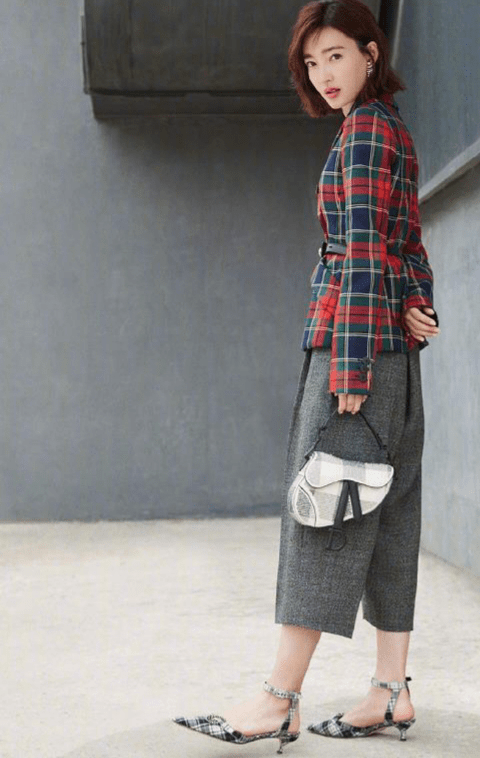 西装|王丽坤一身职场装出席活动，短发造型太显老，看着像40岁？