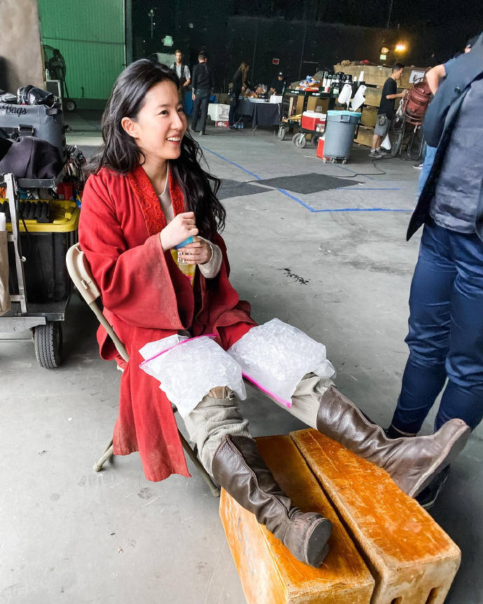 网友|原创刘亦菲挺真实的，颜值确实下坡了，但还是美的！