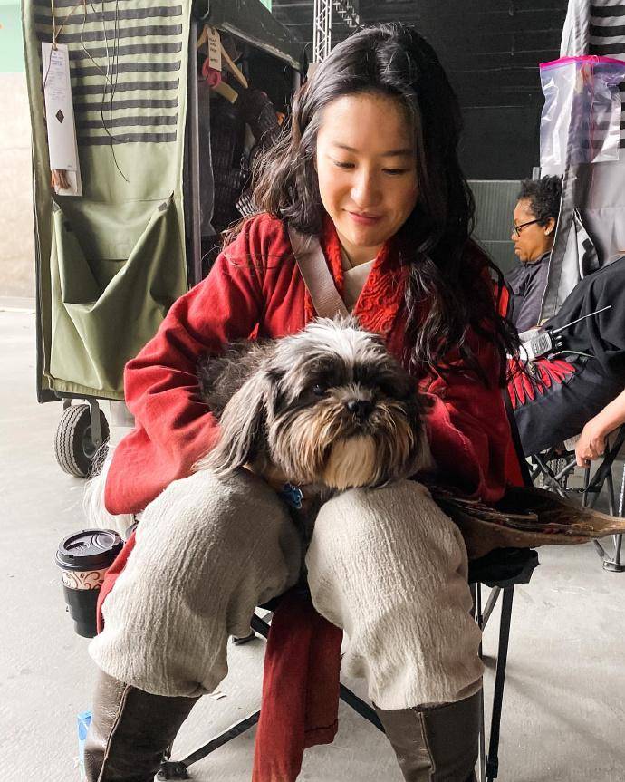 网友|原创刘亦菲挺真实的，颜值确实下坡了，但还是美的！