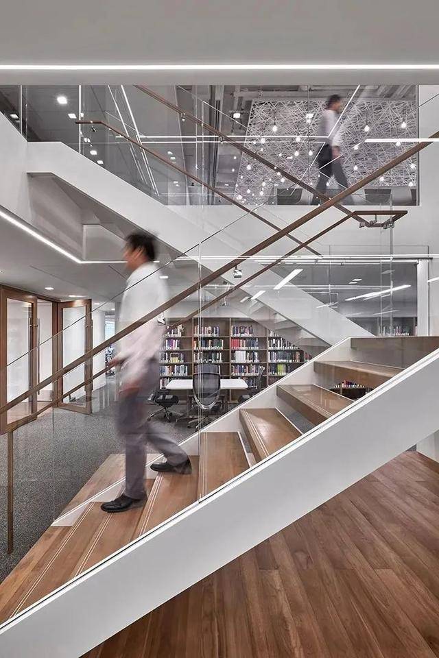 贝茨怀特|简约优雅,光影流动,这个办公室设计太有艺术感了