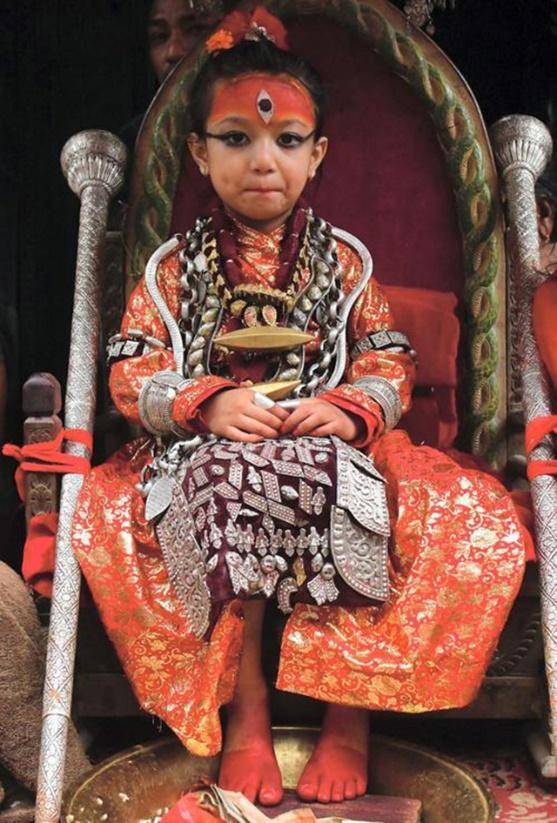 原创尼泊尔活女神4岁受万人供奉到青春期就被废长大了无人敢娶