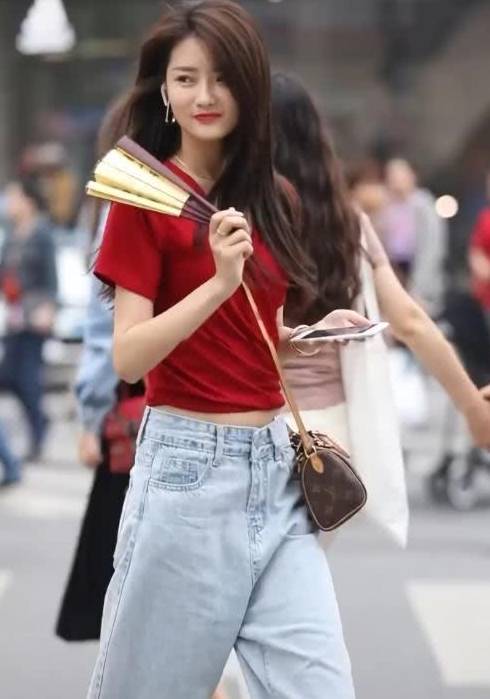 微胖女生怎么穿显腿长又不显臃肿 9d65c914a10f4ff6bfa5fe17e9c5527b.jpeg