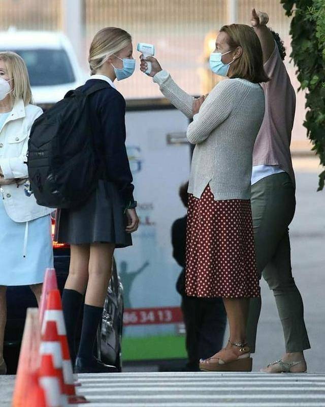 妹妹|西班牙公主开学！姐姐穿学生装和普通学生一样，妹妹随行刻意低调