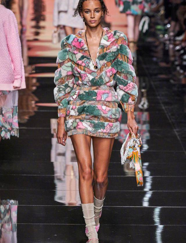 造型|杨幂穿它都“翻车”？其实印花没这么难驾驭，3招教你穿出时尚感