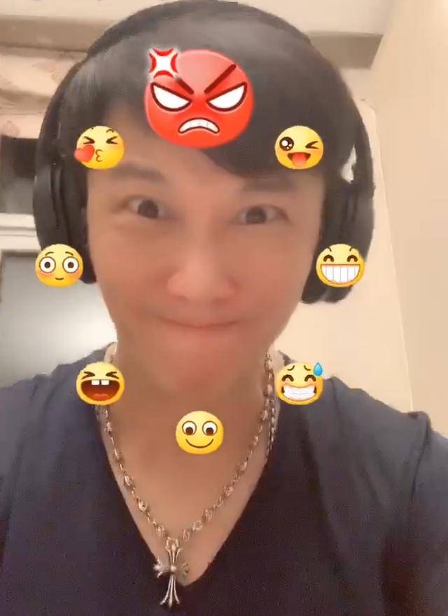 “小鲜肉鼻祖”温兆伦录视频耍帅，55岁依然有型