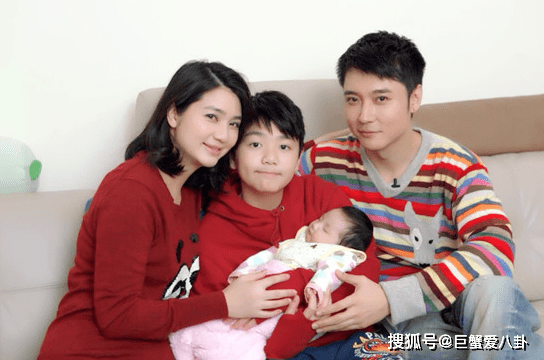 洪欣晒单人婚纱照,只提儿女不提张丹峰