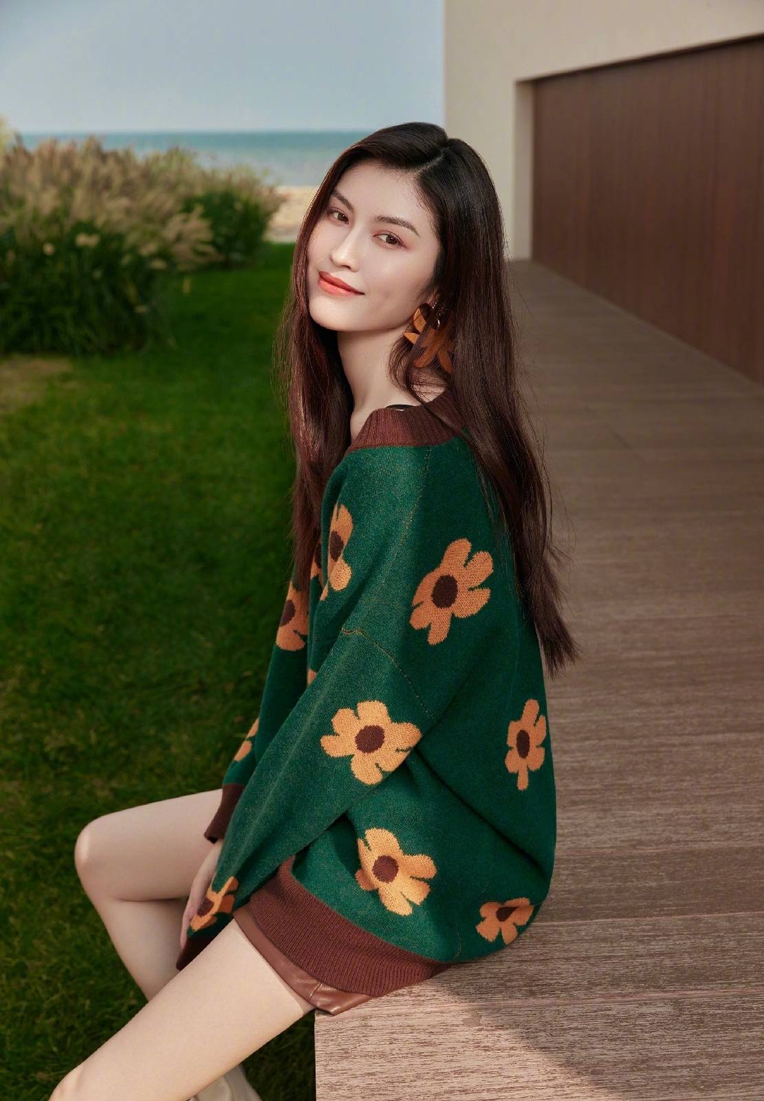 气质|何穗真是个时髦精，穿V领花朵针织衣大方明媚，女神范儿十足