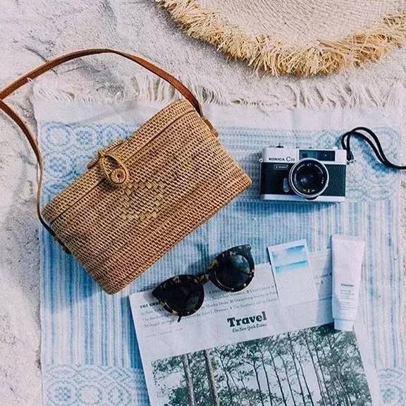 度假|别买PVC透明包了，今年流行“草编包”！