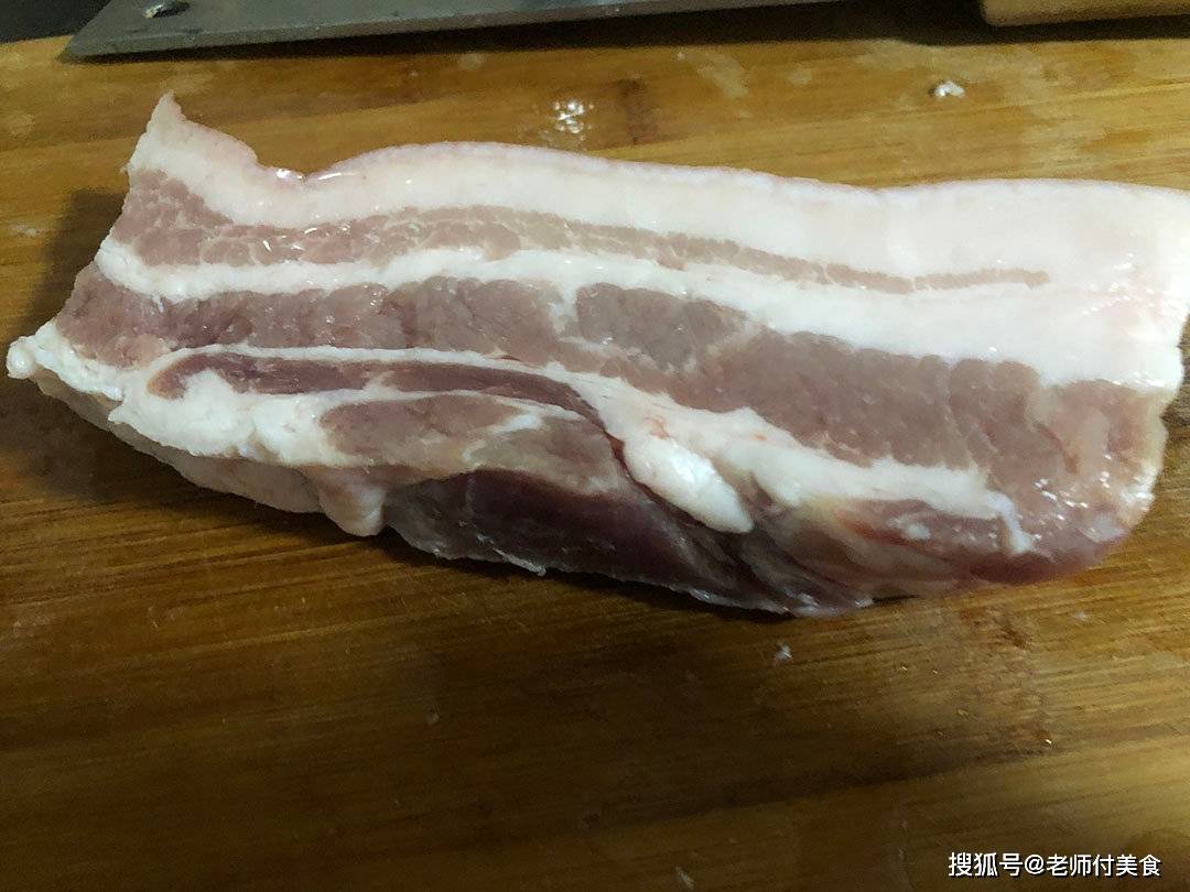 五花肉|一口咬下去，迟迟不忍咽下，回味无穷这样炒的口蘑真的是太香了