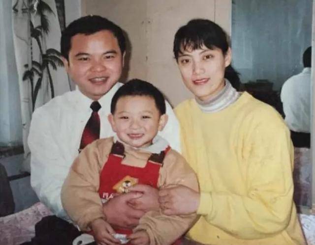 爸爸病逝！黄子韬祈福近照曝光太憔悴，父亲去