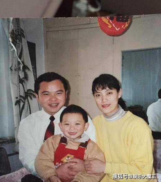 黄子韬爸爸曾是商界大亨，生前太宠黄子韬，曾