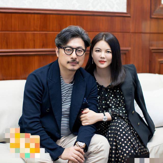 李湘王岳伦风波后秀恩爱,当众玩亲亲