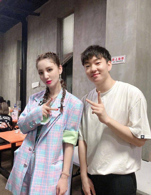 张萌追星失败，没好意思跟王一博合影，但手绘
